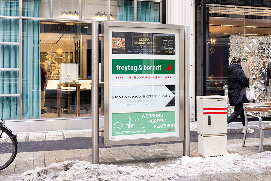 City Light Hinweistafel auf Mariahilfer Straße und Innenstadt Wegweiser